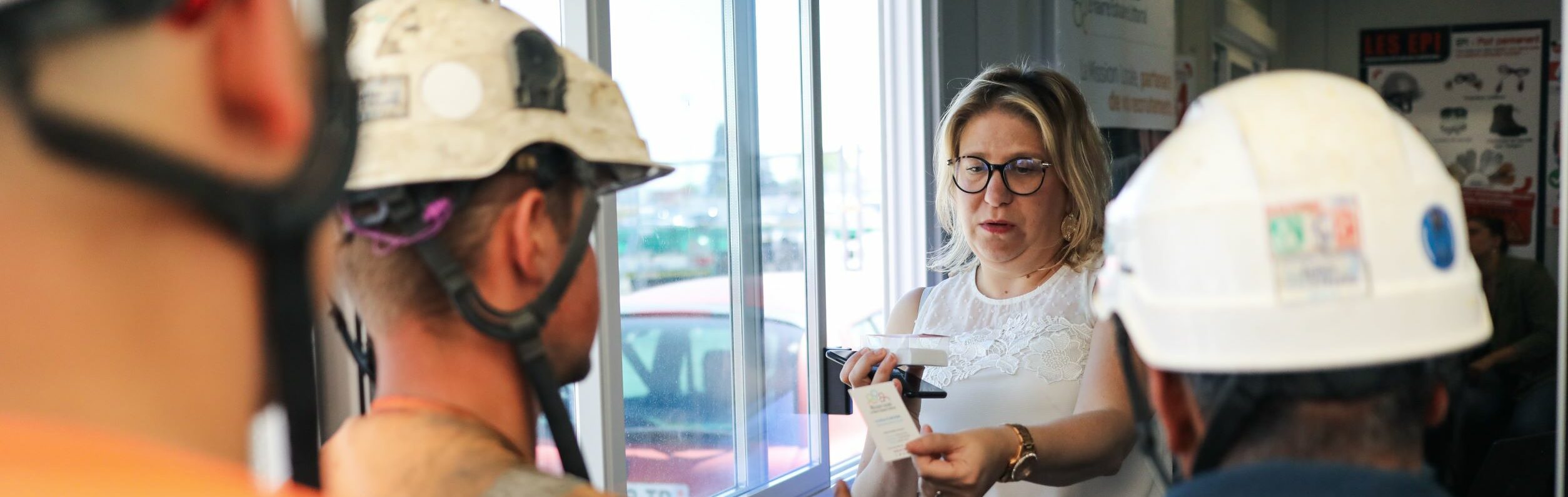 une photographie d'un conseiller et de travailleurs