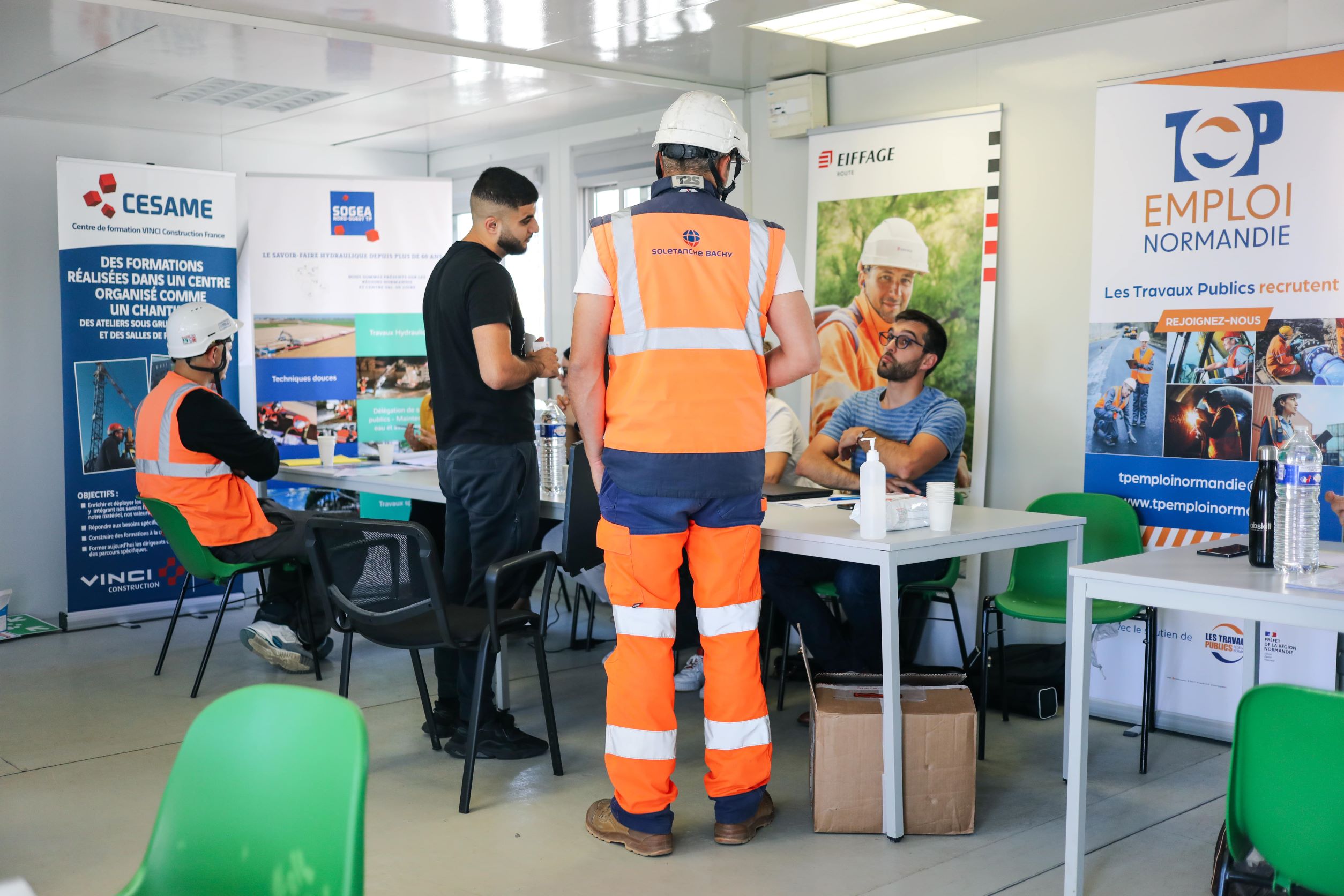 une photographie d'un conseiller et de travailleurs